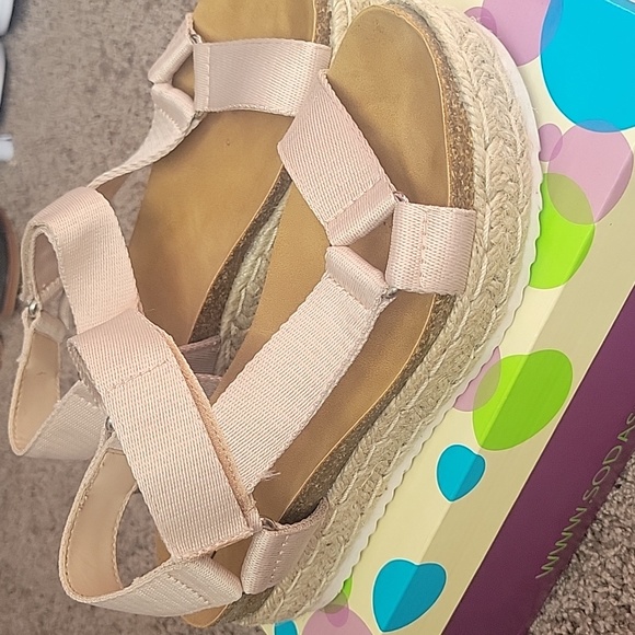 Sandel - Picture 2 of 8